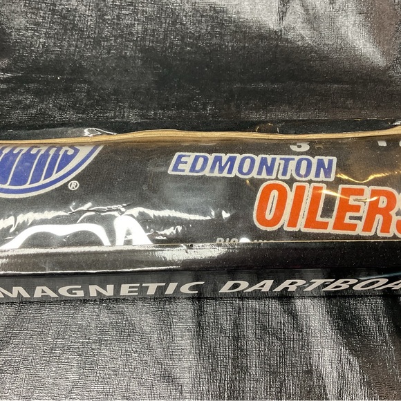 Vintage Edmonton Oilers Magnetic DART BOARD Wall Hanging Art NHL Rare New in
Box - Picture 2 of 7